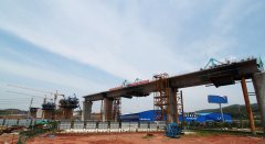 中铁二十一局集团：昌赣客专赣州段第二长桥将军塘特大桥中跨顺利