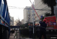 新集矿区：百盏路灯照亮小区居民心