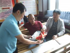 龙煤向阳矿团委送清凉、保安全
