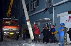 桦南供电公司：电杆遭遇“车祸” 供电员工连夜抢修复电