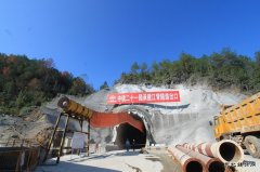 中铁二十一局：兴泉铁路江背隧道施工进展顺利