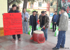 图片新闻：牛儿庄采矿公司工会为一线职工送奖品鼓干劲