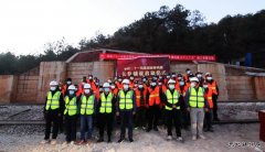 云南：丽香铁路正式启动无缝长钢轨铺设