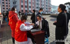 蒲白建庄矿业公司开展“学雷锋、树新风” 团青服务一条街活动