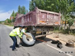富蕴执法大队：我为群众办实事，热心帮助群众换轮胎