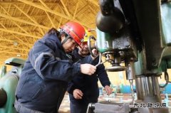 河南英皇体育义煤公司千秋煤矿：机修车间拜师学艺