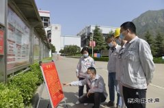 赞！山西运城永济：九旬老人路边跌倒 爱心青年援手相救