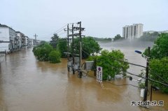江西婺源：遭强降雨袭击 供电部门迅速组织抢修复电
