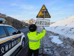 阿勒泰执法支队青河执法大队：清洗公路标志，靓化路容路貌