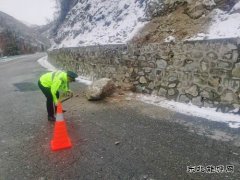 阿勒泰执法支队哈巴河执法大队：联合巡查 除雪保畅