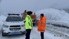 布尔津执法大队：省道232线多处雪崩 积极抢险保通