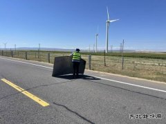 哈巴河执法大队：清除路面杂物 保障公路安全