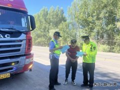 富蕴执法大队：加大路警联合治超，保障群 众出行安全