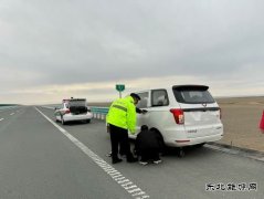 ：Ｖ捶ù蠖：援手相助被困车辆，迅速行动助其脱困