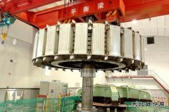 国网黑龙江水电总厂：镜泊湖发电厂4号机组改造工程转子顺利吊出